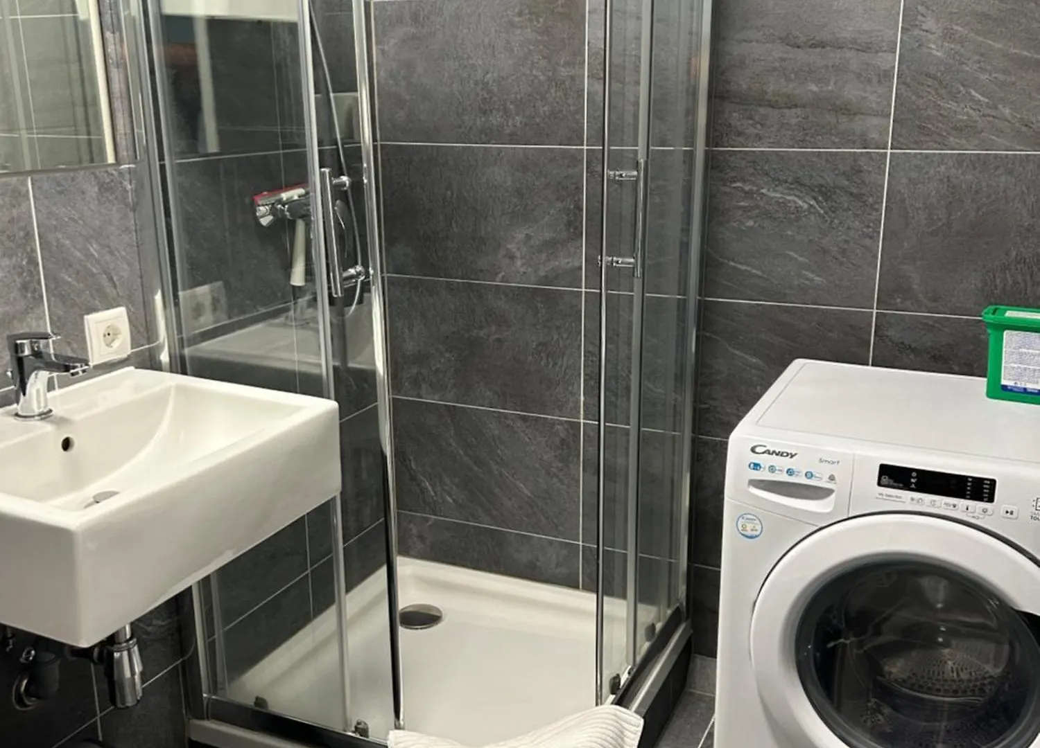 Mydistrict Hidden Gems - Innrain 102 Innsbruck Austria